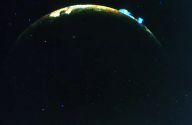 Erupción volcánica en la luna de Júpiter, Io. Superior: Pluma 5: Inferior: Pluma 6. Voyager II. Fotografía de la NASA.